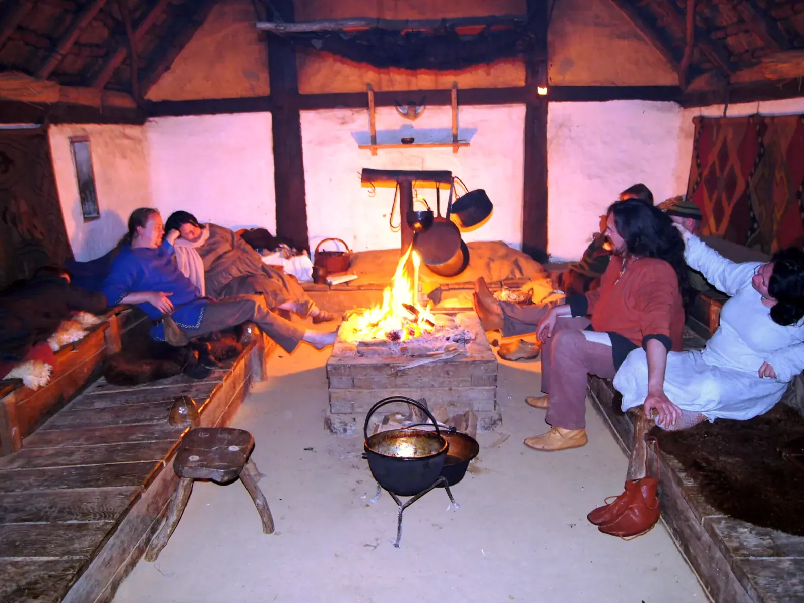 Abend am Feuer im Langhaus