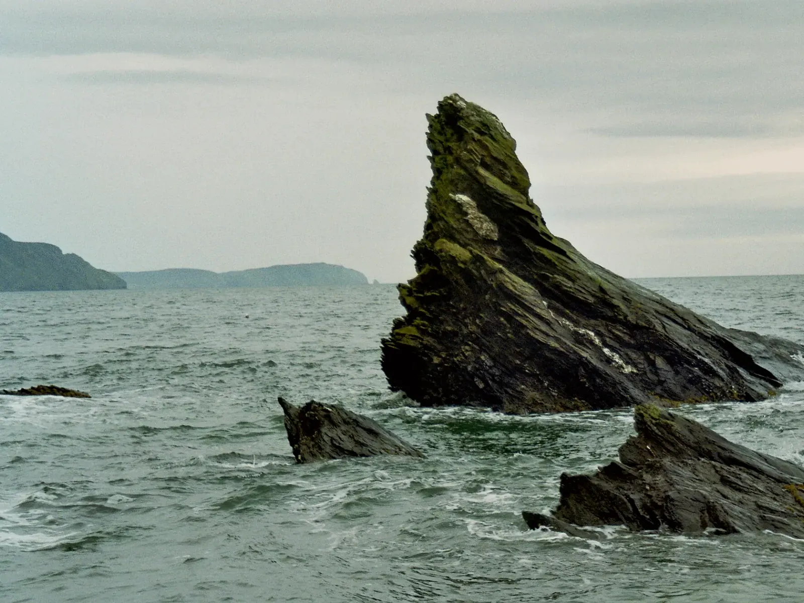 Felsnadel im Meer