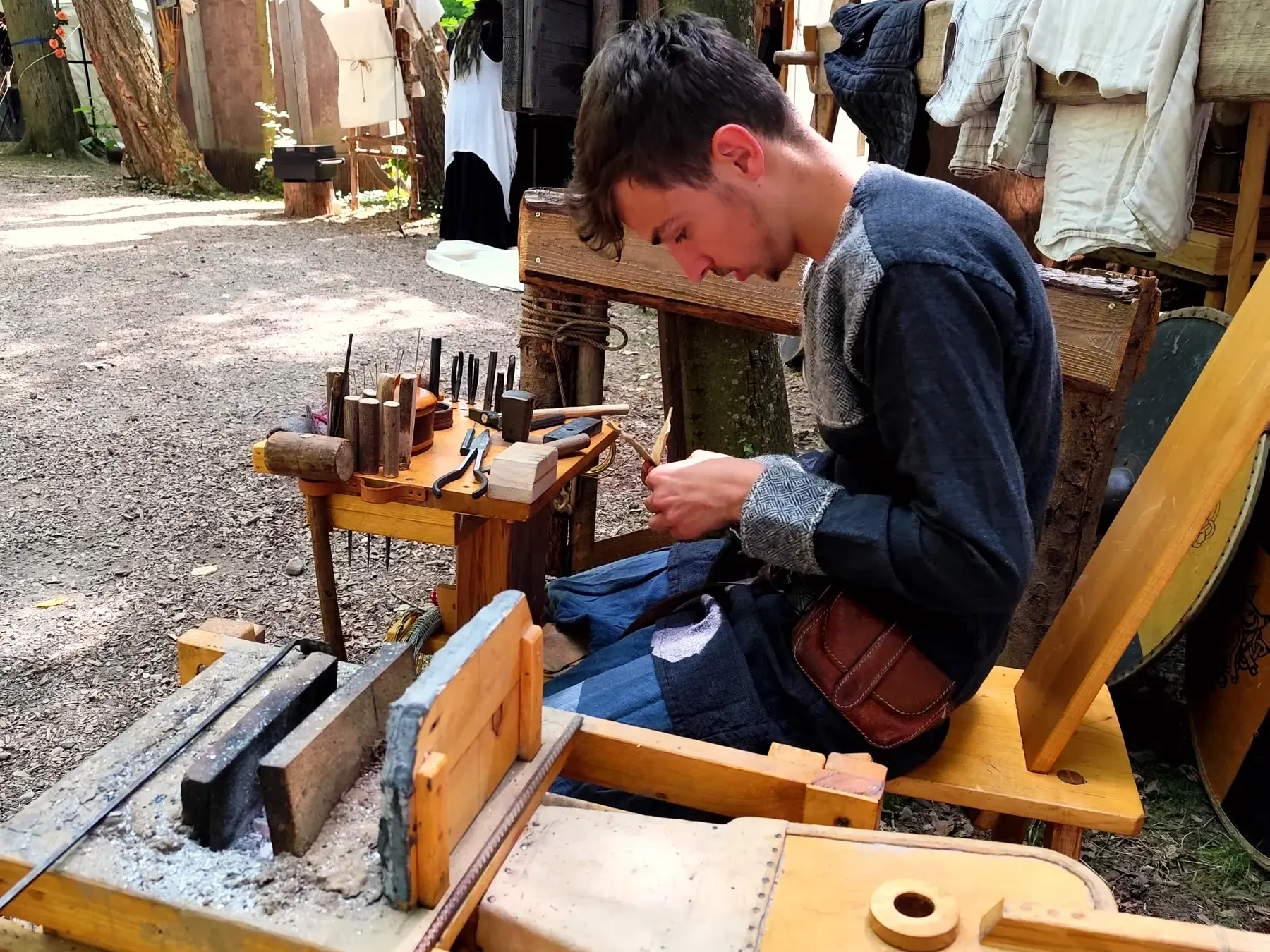 Handwerker an der Drehbank