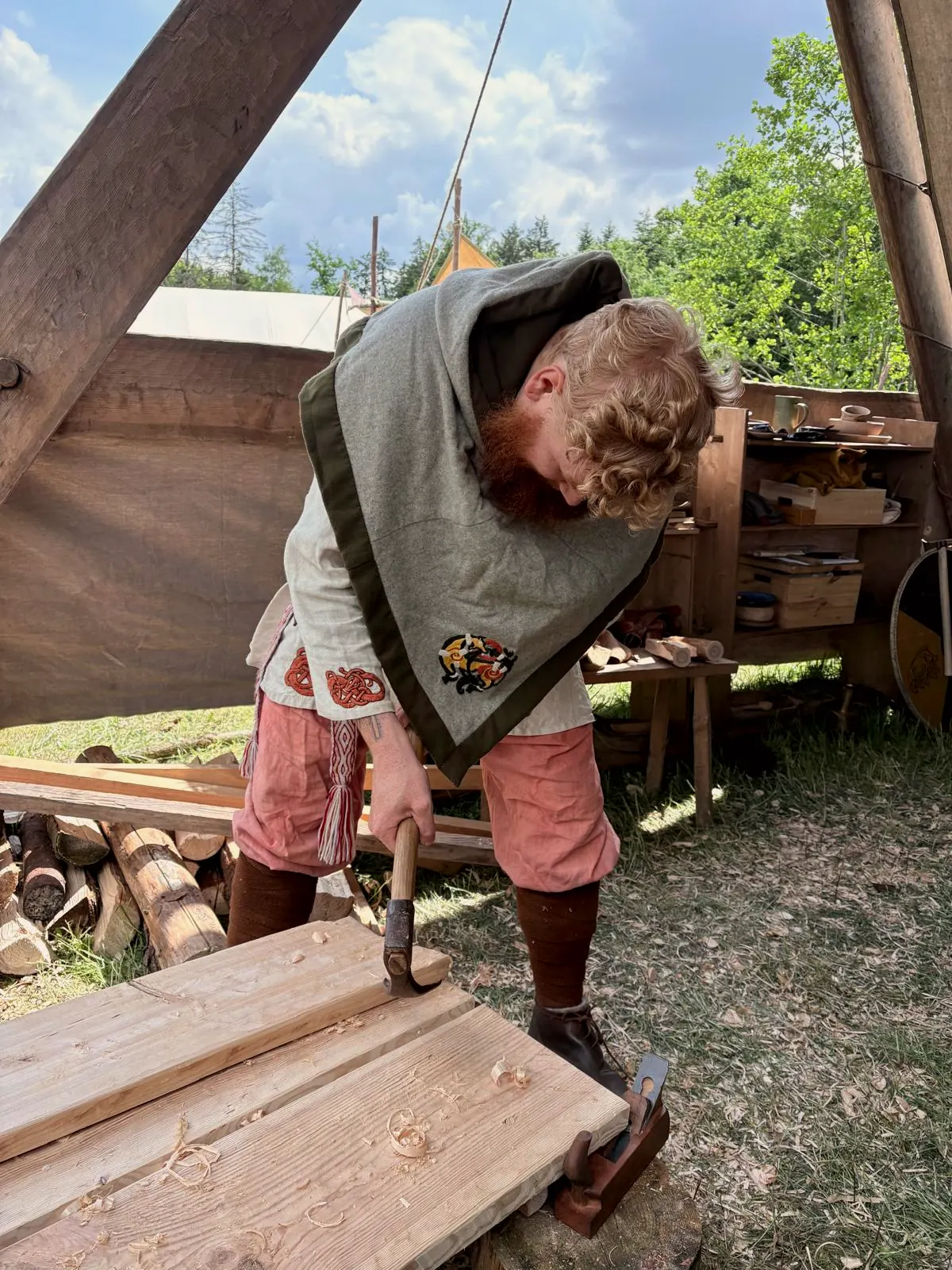 Holzarbeit mit dem Beil
