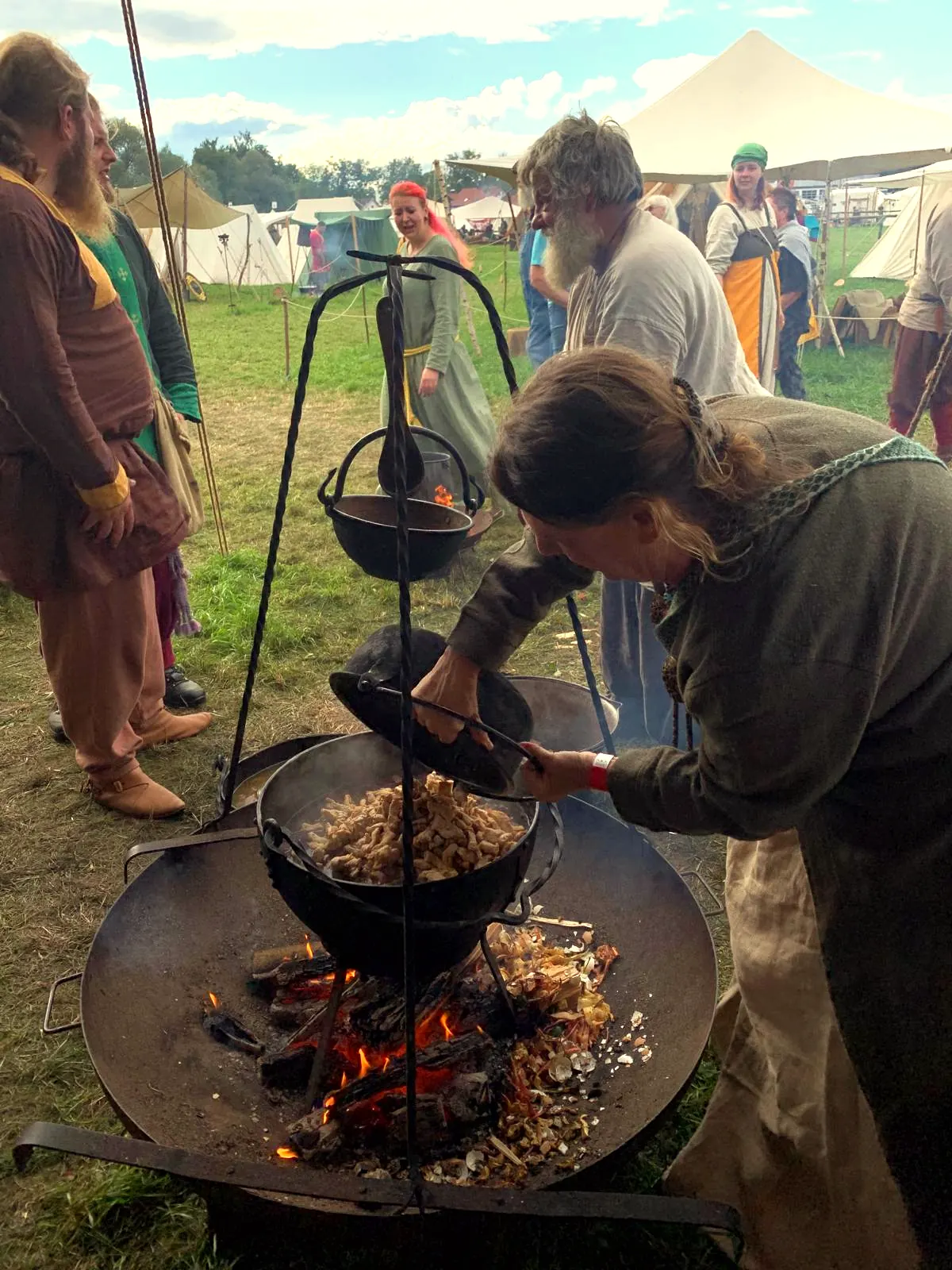 Kochen über dem offenen Feuer