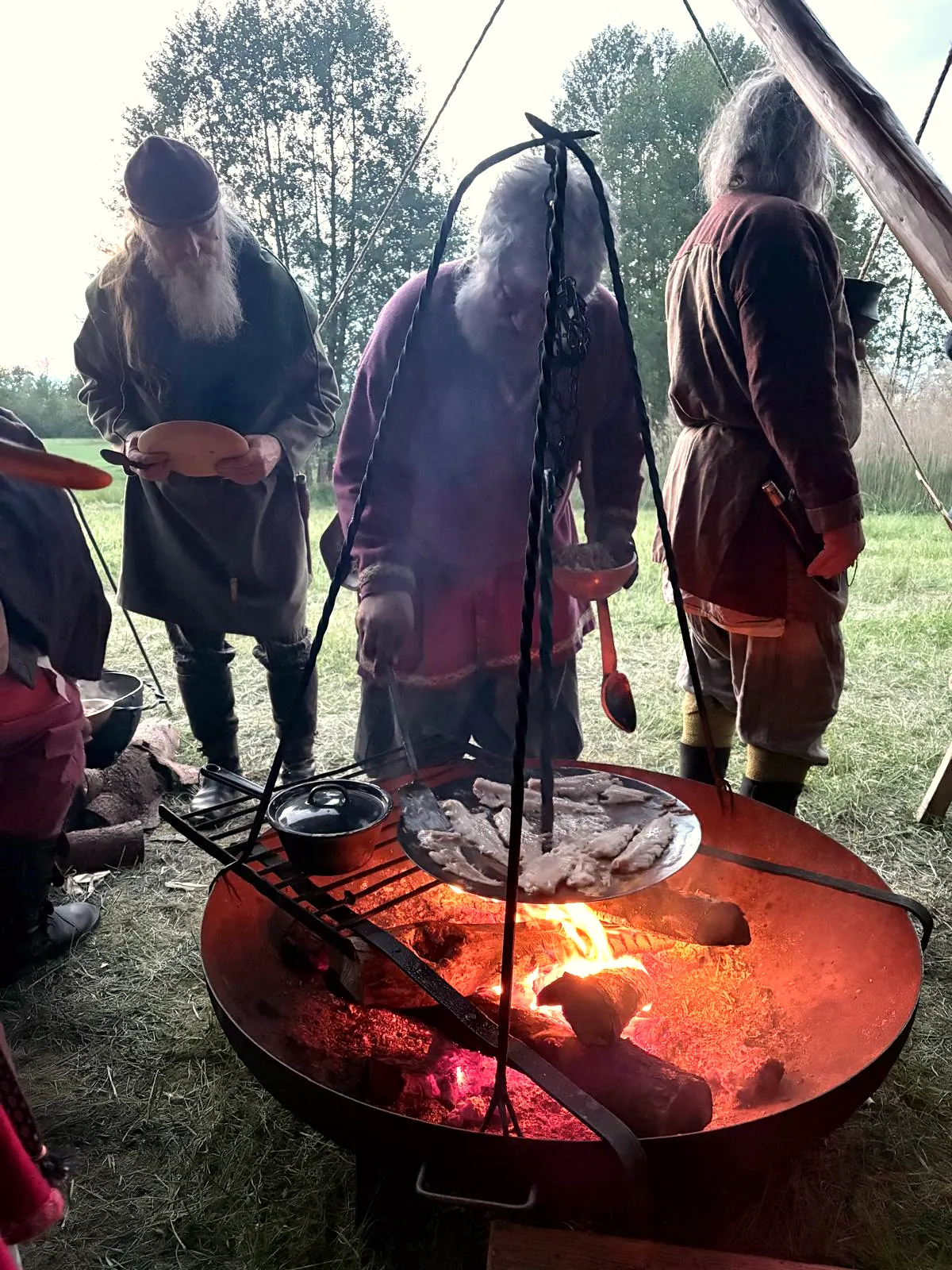 Am Feuer mit dem Dreibein