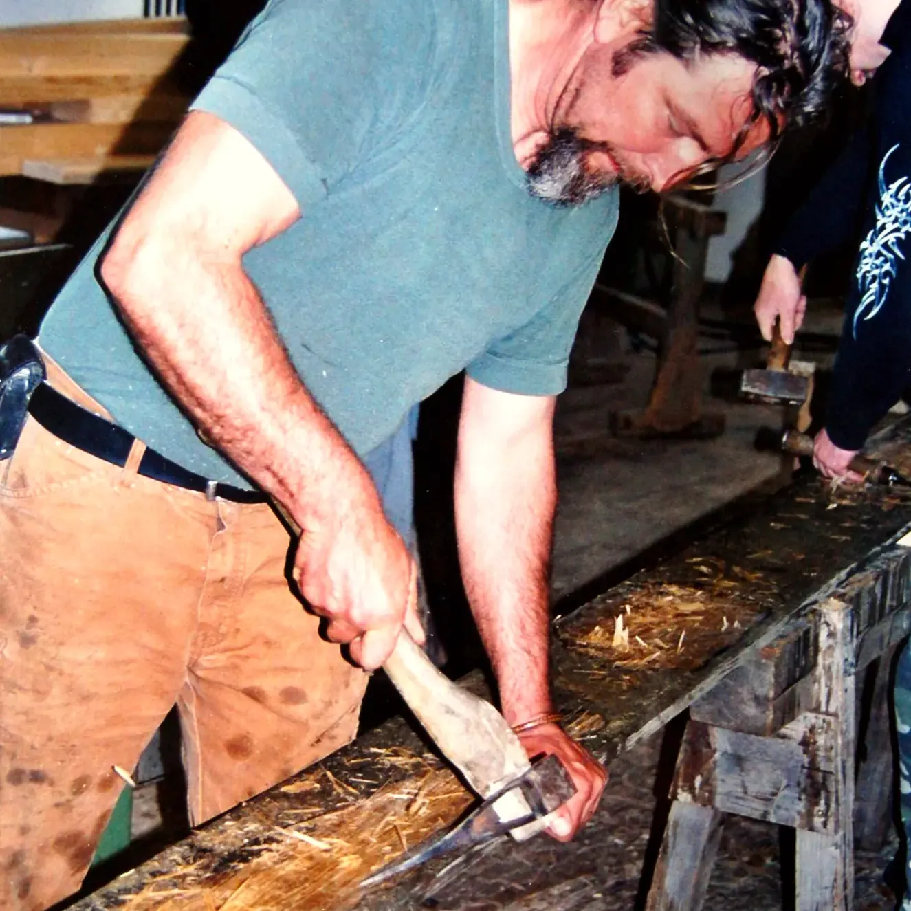 Schiffsbau: Behauen der Planken mit dem Dechsel