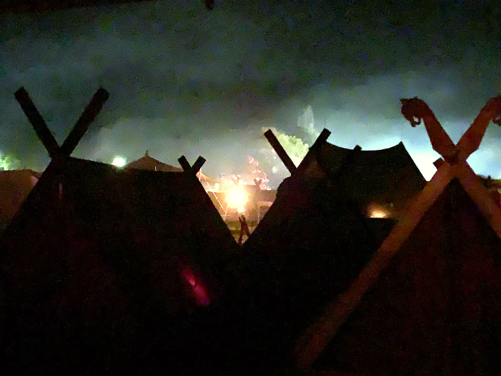 Zeltspitzen in der Abenddämmerung