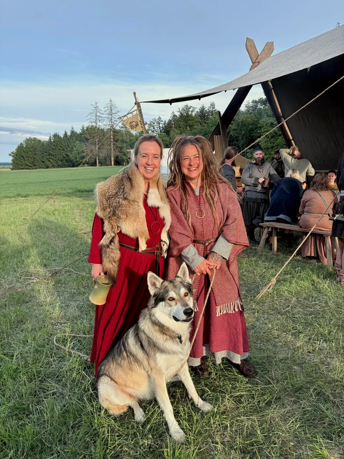 Mitglieder der Sippe mit Hund