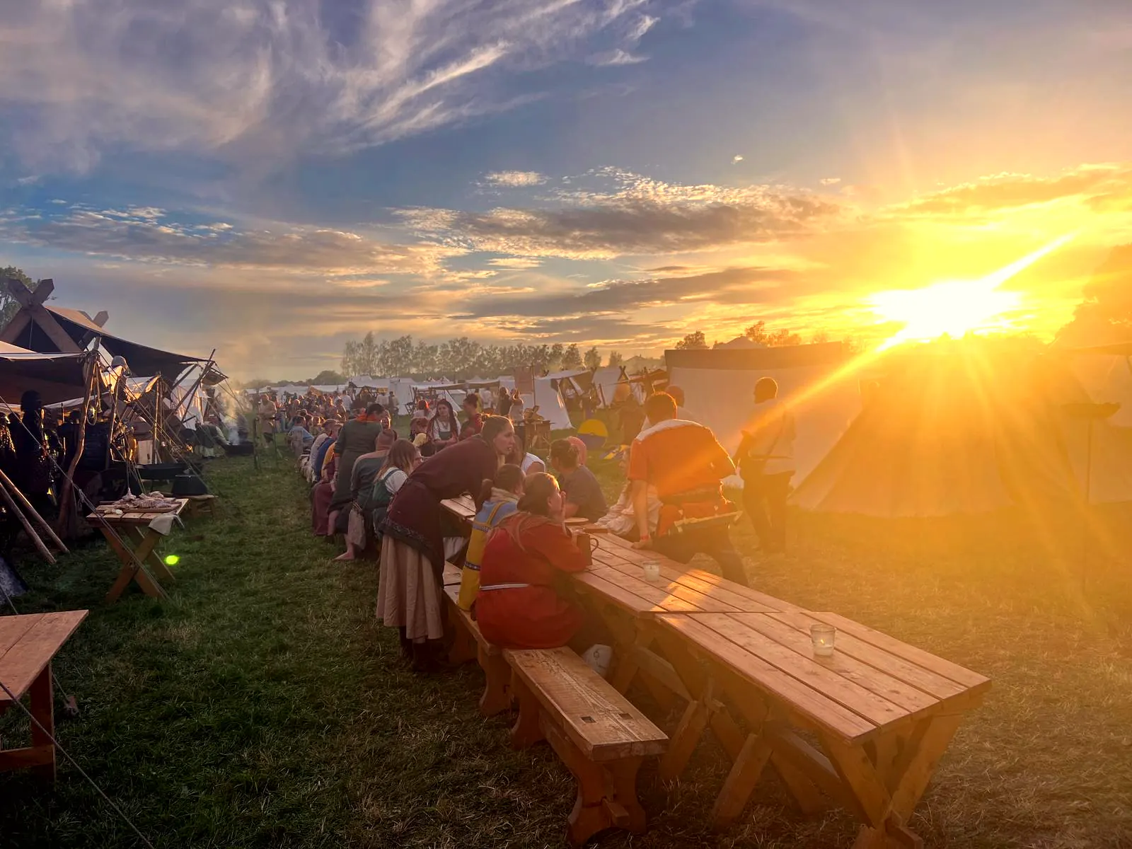 Sonnenuntergang über den Zelten